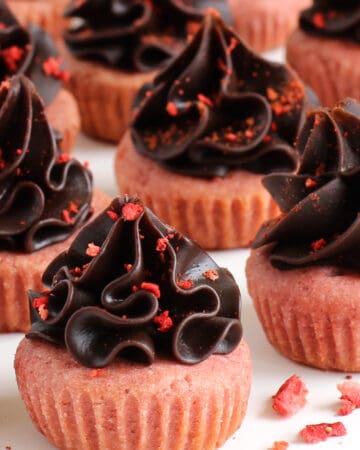 chocolate strawberry cookie cups topped with chocolate ganache and crushed freeze-dried strawberries