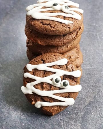chocolate mummy cookies for Halloween