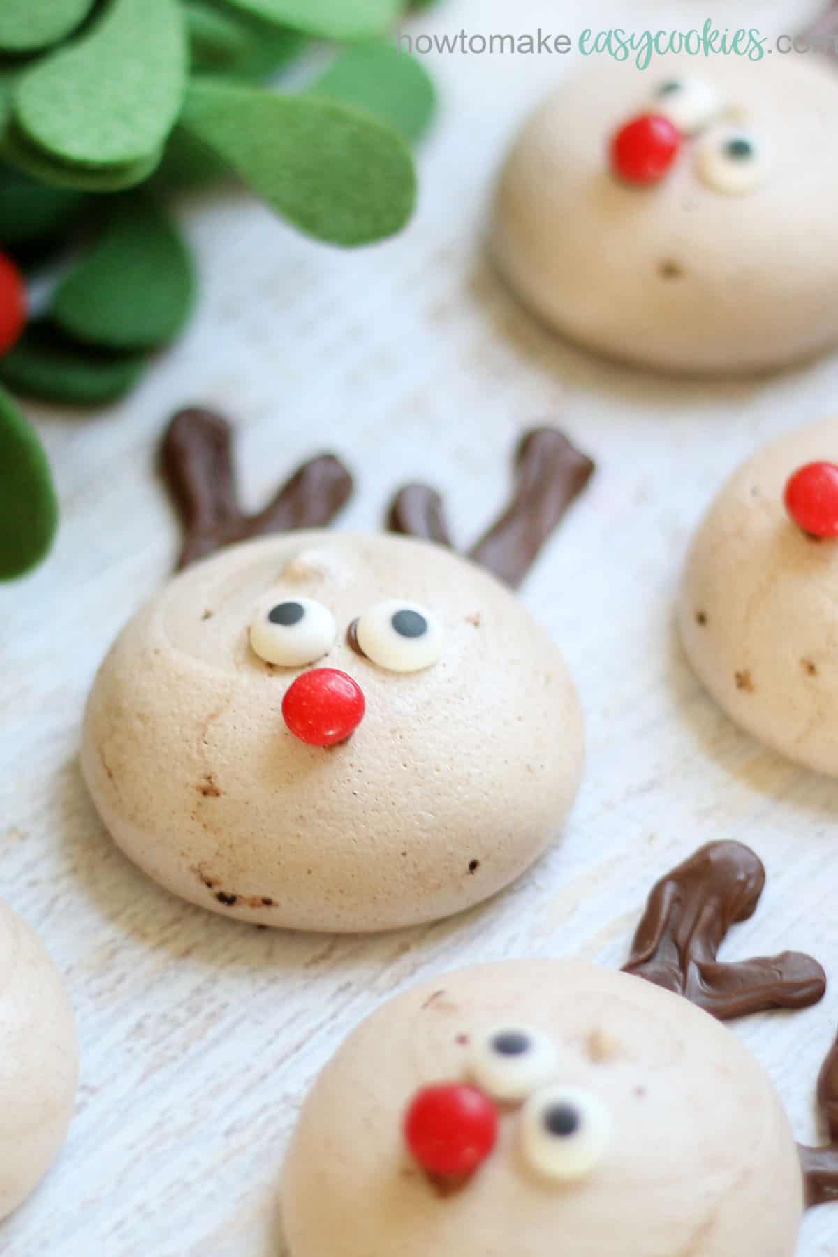 reindeer meringue cookies for Christmas with peppermint and cocoa